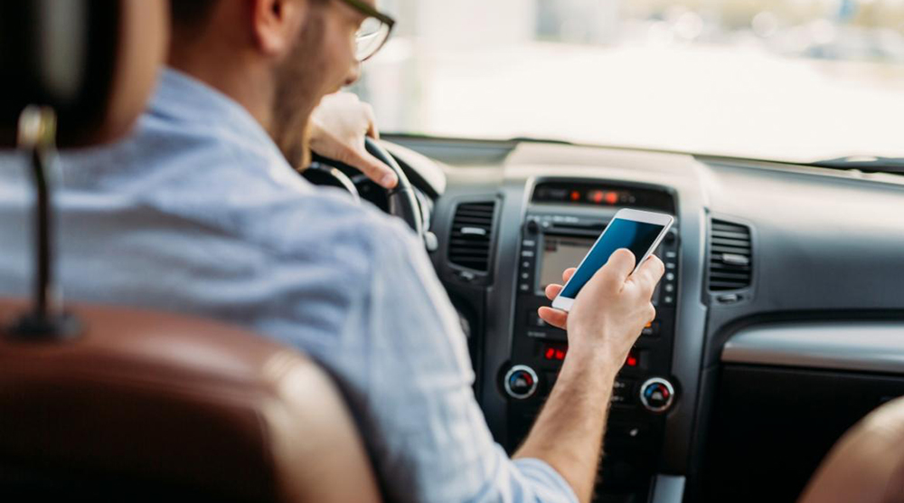 Número de multas por uso do celular ao volante representa 7,5% de todas as infrações
